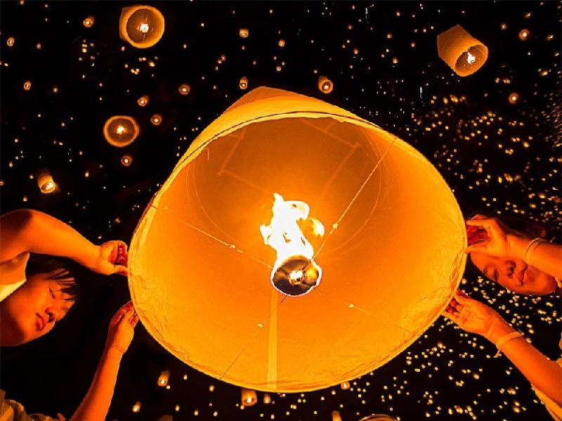 Lễ hội đèn trời tại Chiang Mai, Thái Lan.