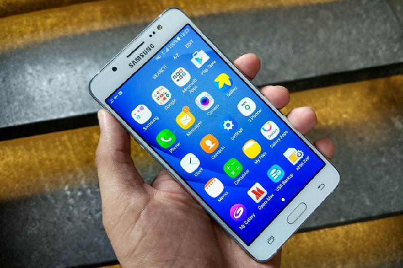 Samsung Galaxy J7109 xách tay (3,79 triệu đồng): Đây là model xách tay được nhiều người dùng lựa chọn vì giá rẻ và được nâng cấp so với bản chính hãng J7 2016. Cấu hình RAM 3 GB, màn hình Full HD, chip xử lý Snapdragon 617 đủ sức đáp ứng các game hiện có.  