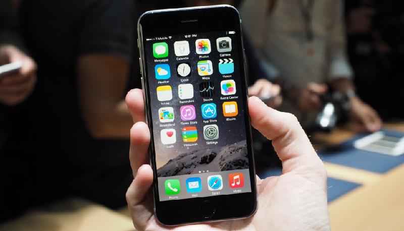 iPhone 6 xách tay (5,3 triệu đồng): Với mẫu điện thoại của Apple, cấu hình không nói lên tất cả. Dù máy chỉ có RAM 1 GB nhưng với hệ điều hành iOS, iPhone 6 vẫn có thể đáp ứng tốt nhu cầu giải trí, chơi game của người dùng.