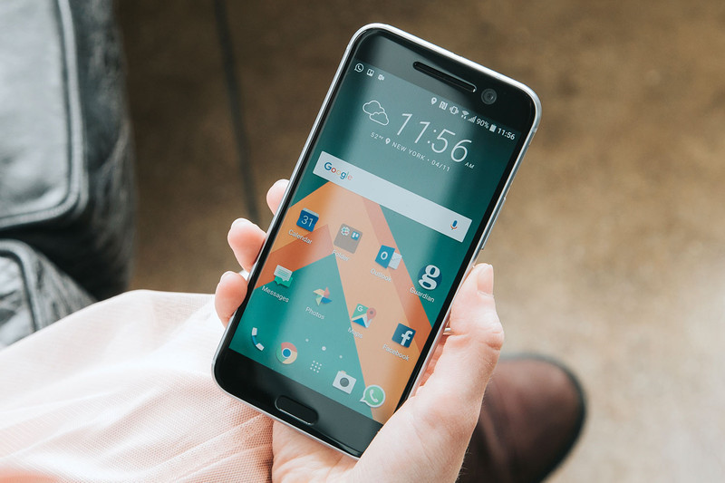 HTC 10 xách tay (5,39 triệu): Đây được xem là mức giá hời cho một điện thoại cấu hình khá. HTC 10 sở hữu vi xử lý Snapdradon 820, GPU Adreno 530, RAM 4 GB và pin 3.000 mAh. Màn hình LCD 5,2 inch có độ phân giải Quad HD (2K) và loa Boomsound phù hợp với những game thủ yêu cầu cao về hiển thị và âm thanh.