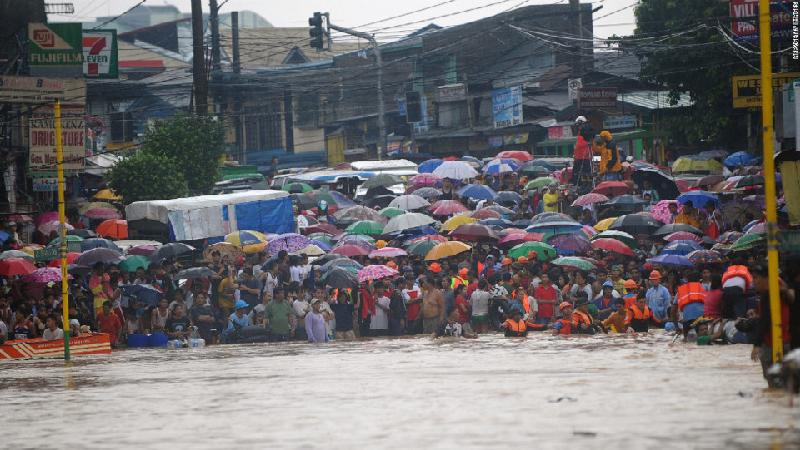 Manila, Philippines: Với mật độ dân số dày đặc, thủ đô của Philippines không có đủ hệ thống đường ống để thoát nước khi mưa lớn. Ảnh: CNN.