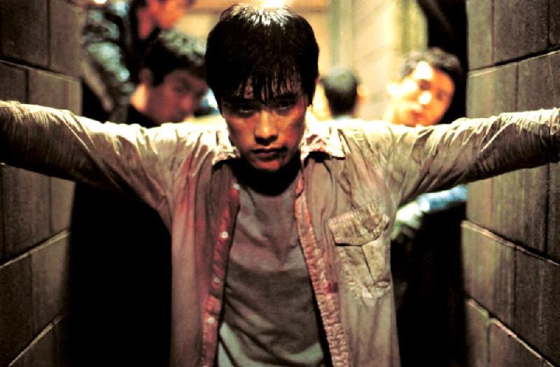 21 tuổi có vai diễn đầu tay, Lee Byung Hun khởi nghiệp khá muộn so với nhiều bạn bè đồng trang lứa. Thế nhưng phải nhiều năm sau ngày ra mắt anh mới có bộ phim lập kỷ lục phòng vé. 