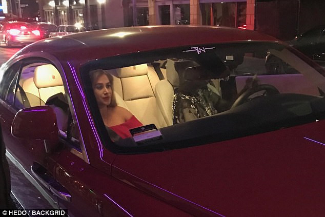 Buổi tối, Pogba đưa bạn gái đi ăn trên chiếc xe Rolls Royce màu đỏ.