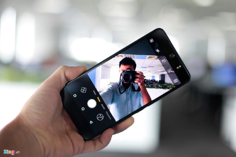 Máy ảnh selfie 16 MP hỗ trợ đèn flash kép. Máy cũng được cài sẵn chế độ làm đẹp 8 cấp độ. Ảnh selfie góc rộng thực ra là hiệu ứng Panorama chứ không phải dùng ống kính góc rộng như những smartphone chuyên selfie trên thị trường.