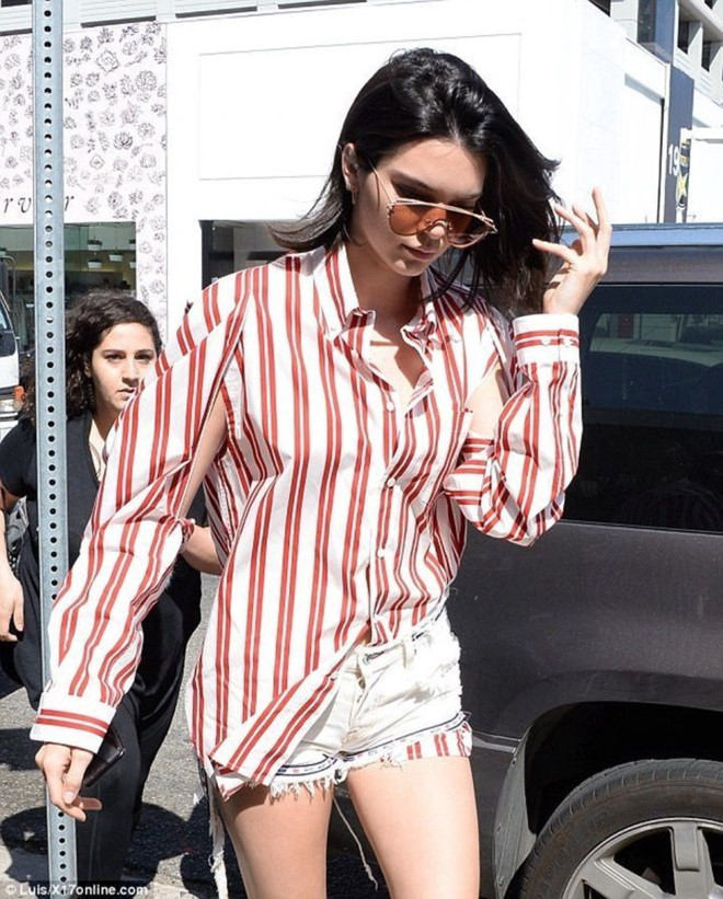 Kendall Jenner khoe vẻ cá tính với họa tiết kẻ và sơ mi oversized trên phố.