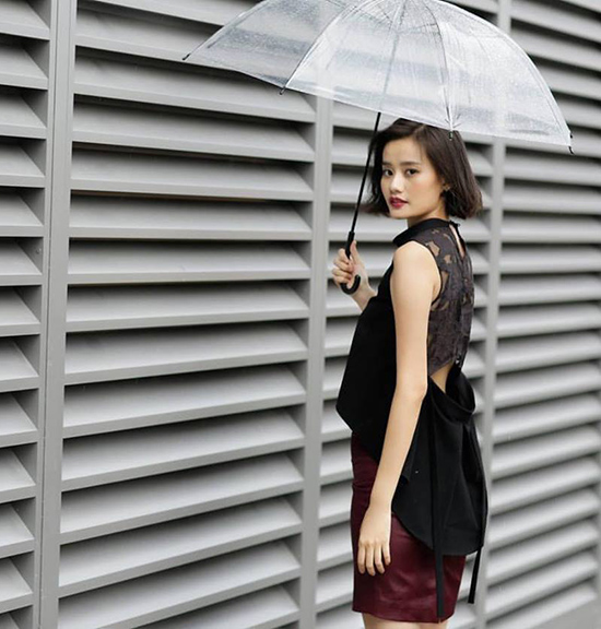 Trưởng thành từ The Face mùa 1, Kim Chi ngày càng chứng tỏ thẩm mĩ và đẳng cấp thời trang. Trong bức hình mới nhất, Kim Chi diện bộ trang phục thiết kế cá tính. Chiếc áo đen cut-out với phần lưng ren mờ và vạt rời độc đáo được phối với chân váy juyp da nâu đỏ mang đến cái nhìn đầy quyền lực.