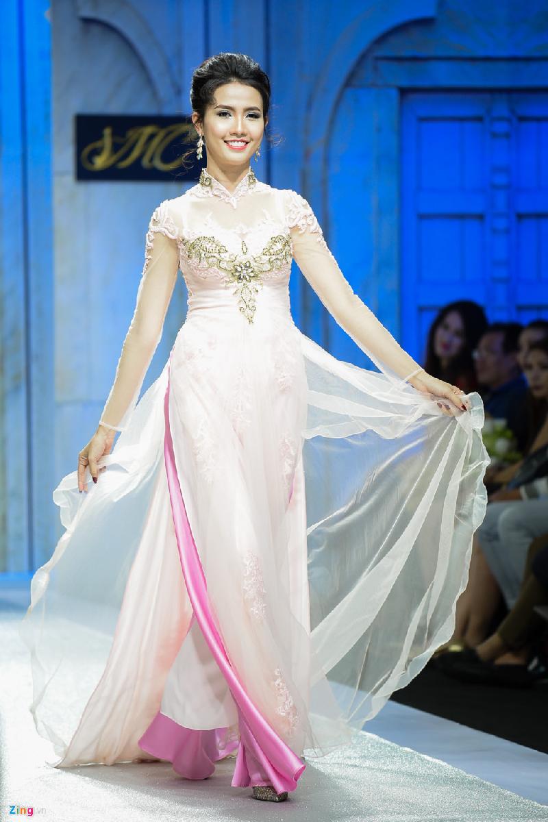 Phan Thị Mơ thanh thoát hơn với tà áo dài sắc trắng, quần hồng nền nã. Thời gian qua, Top 5 Hoa hậu Việt Nam thường xuyên úp mở thông tin sắp lên xe hoa. 