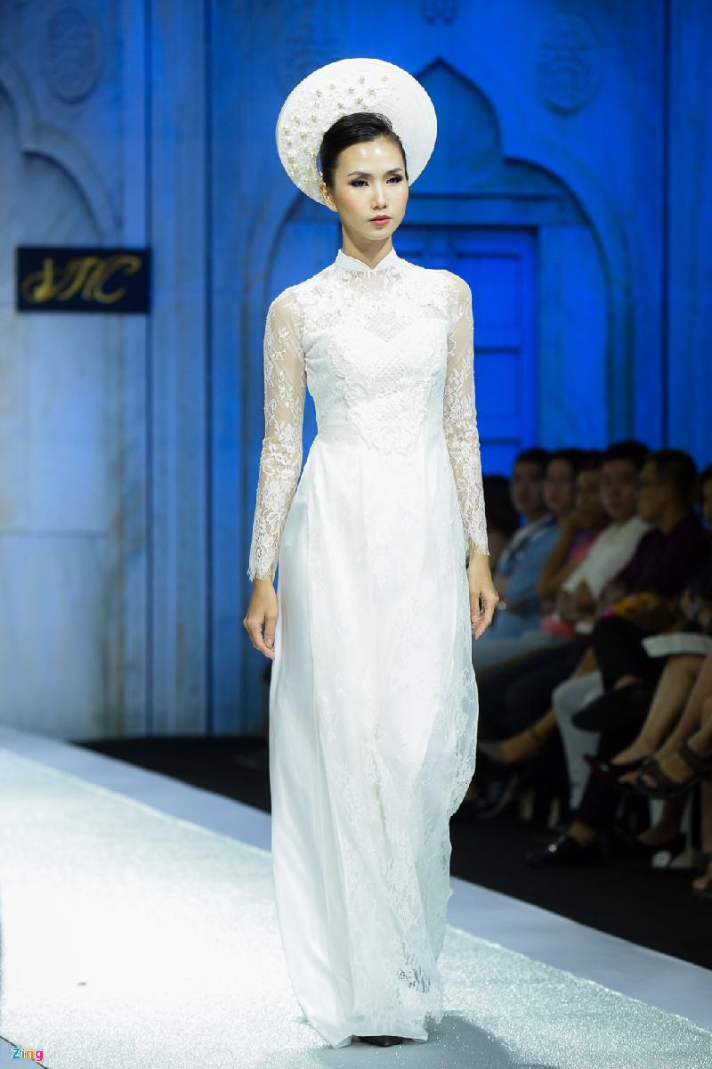 Chân dài trưởng thành từ Vietnam's Next Top Model - Thanh Thuỷ nhẹ nhàng trong thiết kế ren trắng tinh khôi. Mấn cùng màu tạo sự thống nhất cho set đồ. 