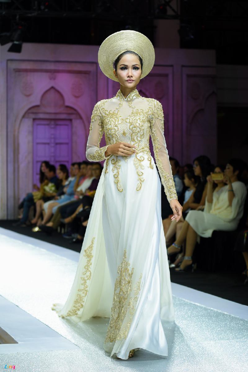 H'hen Nie trình diễn thiết kế gam trắng, hoạ tiết ren ánh nhũ vàng được đính kỳ công trên trang phục. 