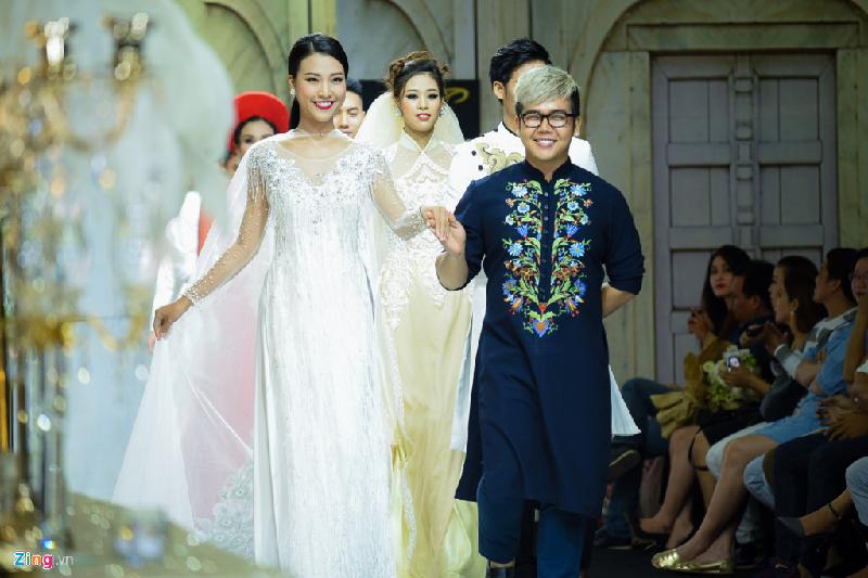 Hoàng Oanh cùng chủ nhân bộ sưu tập chào khán giả chốt màn giới thiệu bộ sưu tập cưới. 