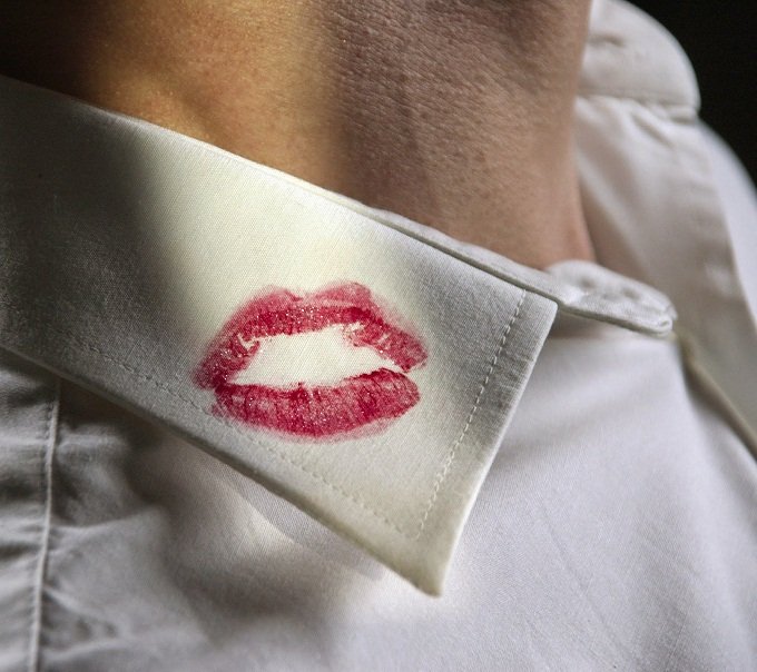 Vệt son môi trên áo huấn luyện viên lật tẩy bí mật của quý bà