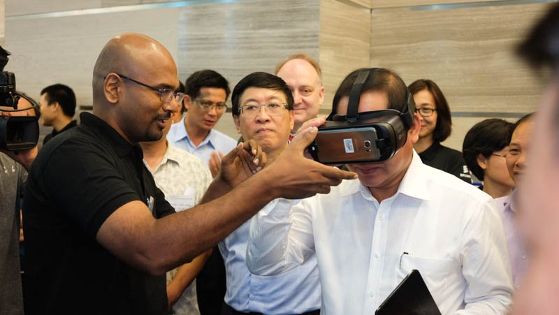 Bộ trưởng Trương Minh Tuấn trải nghiệm ứng dụng của kết nối 5G trong công nghệ thực tế ảo.