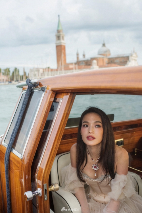 Mới đây, Thư Kỳ có dịp đến Venice, Italy để tham dự buổi giới thiệu bộ sưu tập mới của một nhãn hàng nữ trang cao cấp. Tại đây, người đẹp tranh thủ lưu lại bộ ảnh mới đánh dấu sự xuất hiện của mình ở trời Tây.