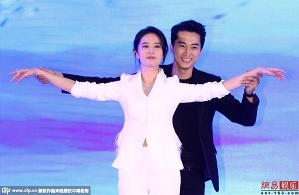 Hình ảnh lãng mạn như phim Titanic khi quảng bá phim của Song Seung Hun - Lưu Diệc Phi.