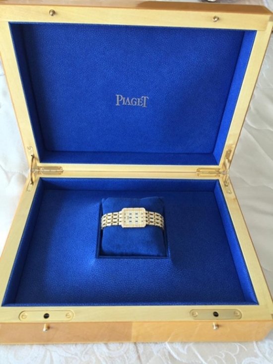 Vy Oanh khoe khéo đồng hồ Piaget mạ vàng đính kim cương được cho là ông xã mua tặng.