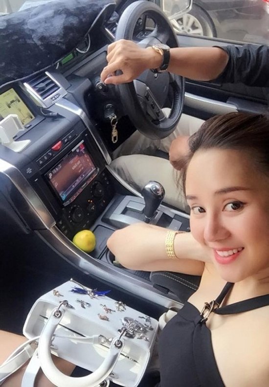 Hình ảnh Vy Oanh hạnh phúc ngồi trong xe sang, đeo đồng hồ hiệu, xách túi hiệu khiến bao cô gái ao ước.