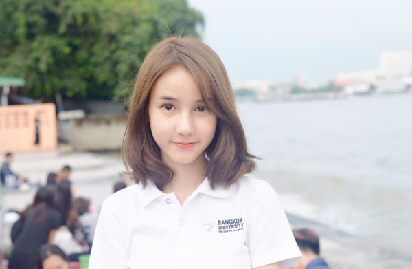 Tân Hoa hậu chuyển giới Thái Lan xinh đẹp trong bộ đồng phục trường Đại học Băng Kok