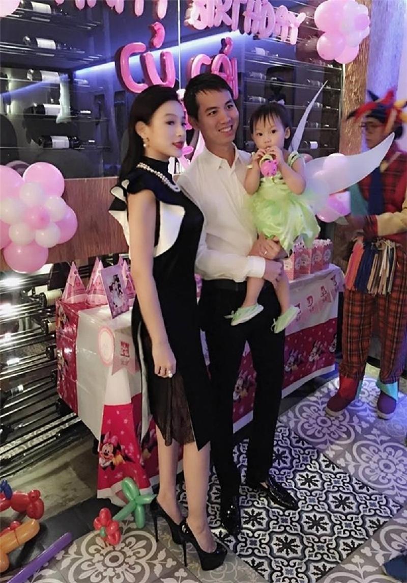 Vợ chồng hot girl tổ chức tiệc sinh nhật hoành tráng cho con gái đầu
