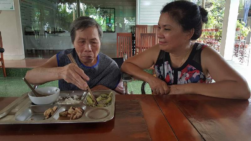 Bà Nguyễn Thị Bạch Tuyết - giám đốc Viện dưỡng lão trong giờ ăn trưa của các cụ (bà Tuyết bên tay phải). Ảnh: Diệu Bình