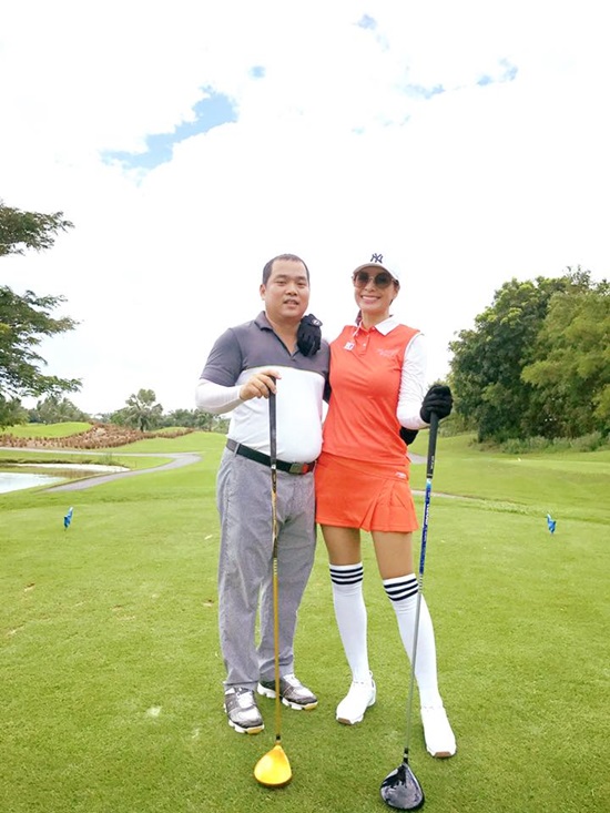 MC Thúy Hạnh cùng chồng - nhạc sĩ Minh Khang cùng ra sân golf.
