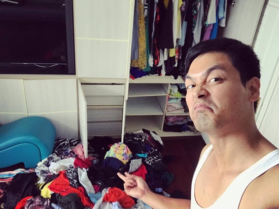 MC Phan Anh cùng biểu cảm hài hước bên cạnh đống quần áo của vợ: 
