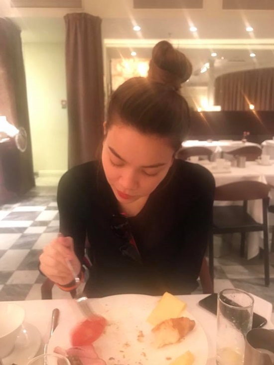 Kim Lý tiếp tục đăng hình ảnh Hồ Ngọc Hà giản dị đang ngồi dùng bữa tối cùng anh.