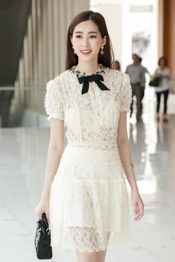Tham dự một sự kiện ngoài trời vừa diễn ra tại TP HCM, Đặng Thu Thảo chọn đầm ren trắng đơn giản và nhẹ nhàng.