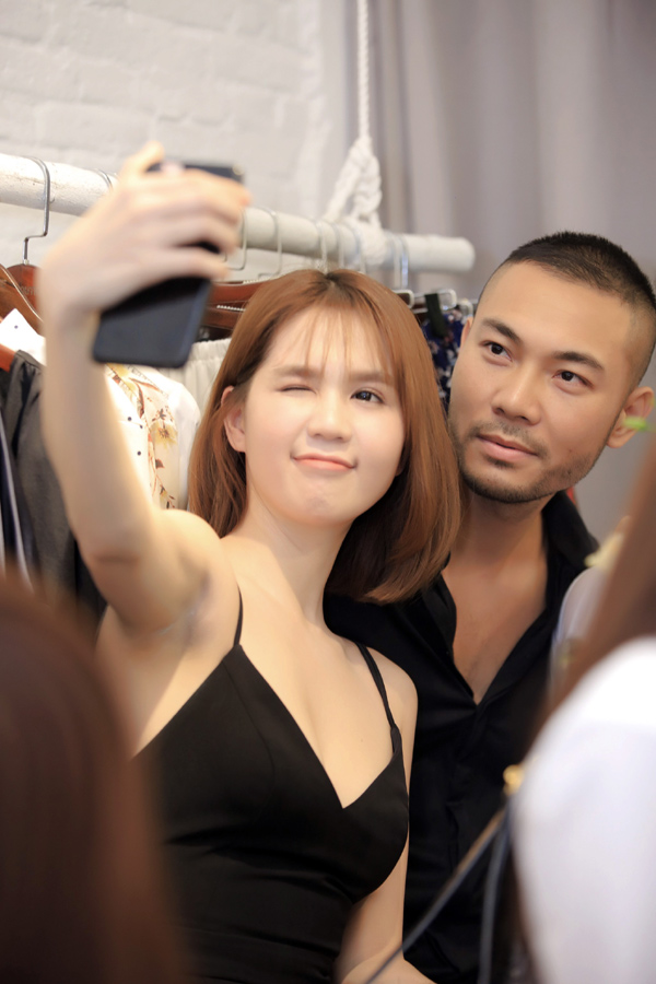 Ngọc Trinh chụp ảnh bên người mẫu Doãn Tuấn.