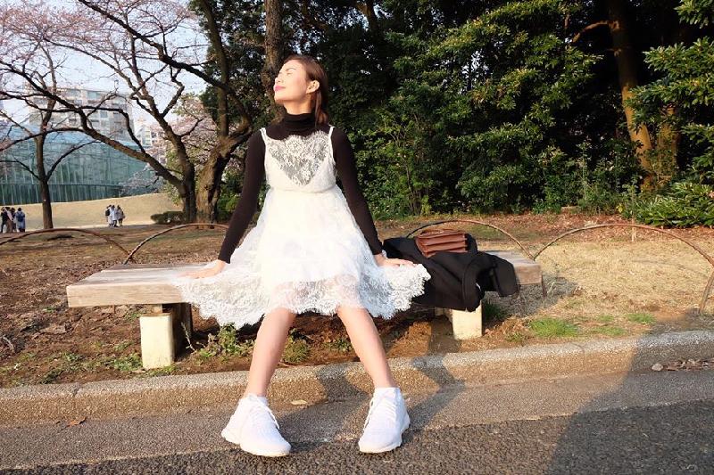 Cao Thiên Trang duyên dáng với street style nữ tính thả dáng ở đường phố Nhật