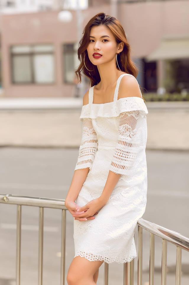 Dù vòng 1 phẳng nhưng Cao Thiên Trang vẫn toát lên vẻ mong manh, gợi cảm trong thiết kế váy ren trắng trễ vai