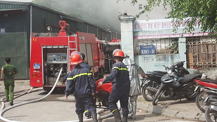 Hàng chục chiến sĩ và 10 xe cứu hỏa được điều động đến hiện trường vụ cháy