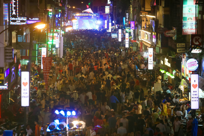 Trong ngày ra mắt, hàng ngàn người dân và du khách đã kéo đến vui chơi, dạo bộ cũng như thưởng thức ẩm thực đường phố.