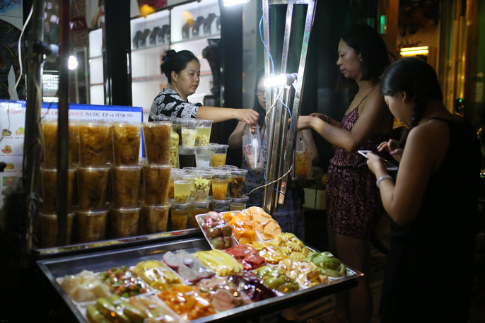 ... cũng như các món trái cây, ăn vặt của người Việt thu hút sự tò mò của du khách
