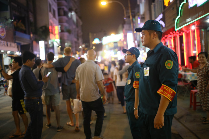 Ngoài ra, các đội tuần tra - bảo vệ thuộc phường Phạm Ngũ Lão, quận 1 thường xuyên tổ chức tuần tra trên tuyến phố góp phần bảo đảm an ninh cho du khách khi đến đây.