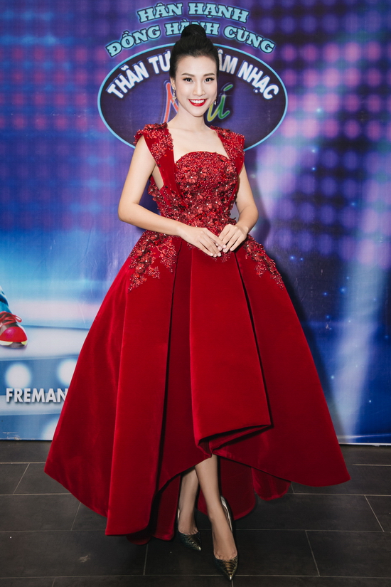 Xuất hiện trong hậu trường, Hoàng Oanh nổi bật với váy đỏ đính kết tinh xảo của Quán quân Project Runway 2015 Nguyễn Tiến Truyển. 