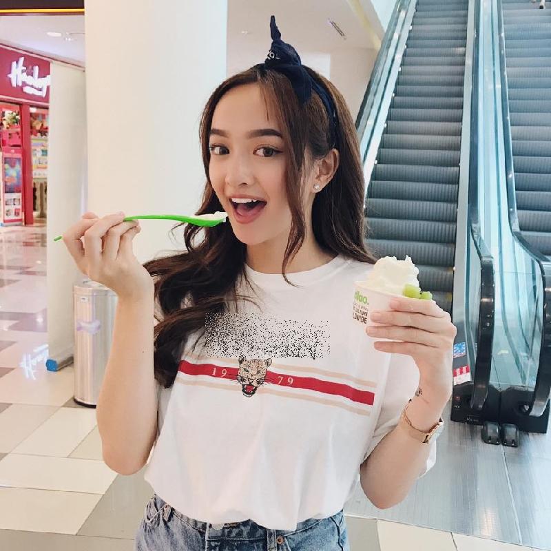 Kaity Nguyễn thích thú thưởng thức món kem yêu thích.