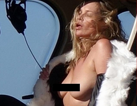 43 tuổi, Kate Moss chẳng chút sợ hãi khi phải chụp ảnh ngực trần trên trực thăng