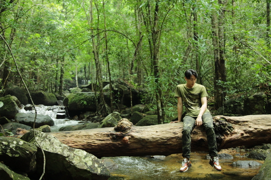 Bối cảnh suối tranh, Rocker “lạc vào rừng xanh”, hòa quyện với khung cảnh thiên nhiên tuy nhiên vẫn không kém phần sang trọng với T-Shirt Versace trị giá 200$, phối với quần camo.