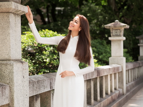 Hoa hậu Phạm Hương mặc áo dài trắng thăm đền thiêng Hakozaki- Nhật Bản
