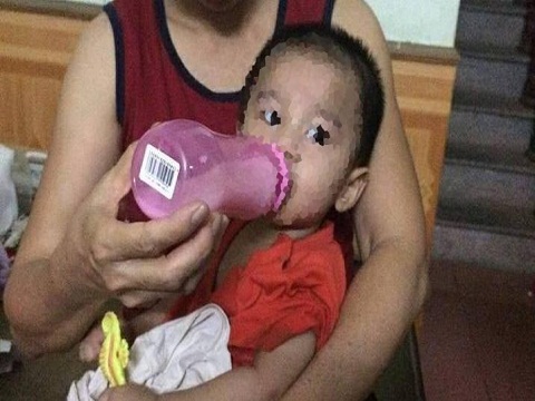 Hà Nội: Bé trai gần 1 tuổi bị bỏ rơi dưới gầm xe tải