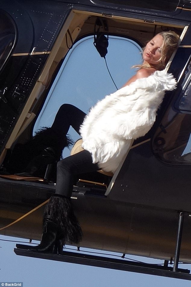 43 tuổi, Kate Moss chẳng chút sợ hãi khi phải chụp ảnh ngực trần trên trực thăng-3