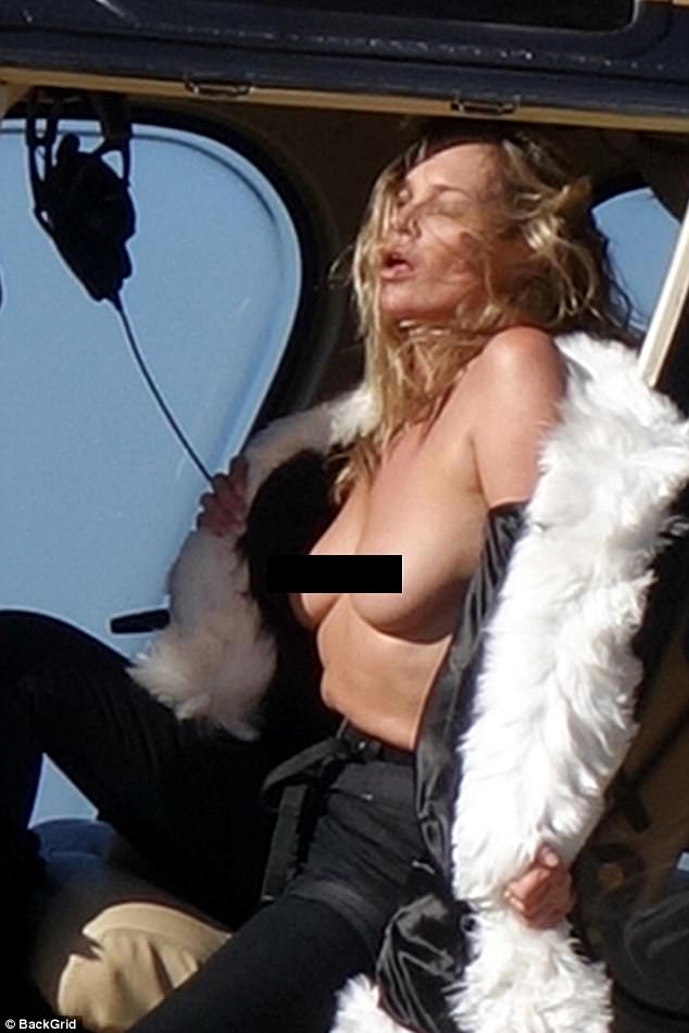 43 tuổi, Kate Moss chẳng chút sợ hãi khi phải chụp ảnh ngực trần trên trực thăng-9