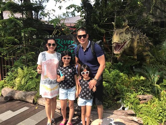Siêu mẫu Bình Minh dẫn vợ và hai cô con gái đến thăm sở thú.