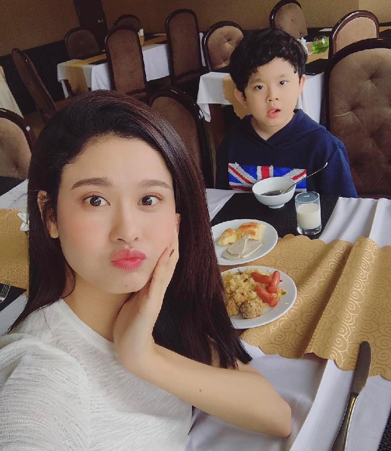 Trương Quỳnh Anh đi ăn uống cùng con trai