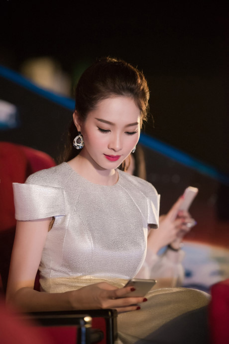 Hoa hậu Thu Thảo cũng là mỹ nhân sở hữu nhan sắc vượt trội trong showbiz. Danh xưng thần tiên tỉ tỉ thật xứng với vẻ đẹp ngọc ngà của cô.