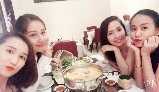 4 người đẹp của làng giải trí Việt hội ngộ để chúc mừng sinh nhật muộn cho Mai Phương Thúy và Hoàng Thùy Linh.