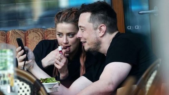  Amber Heard và Elon Musk thường xuyên sánh đôi tình tứ.