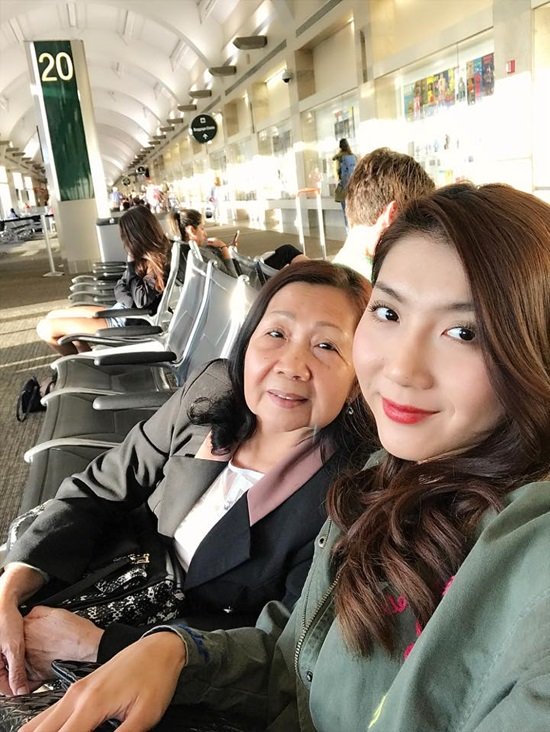 Người mẫu, diễn viên Ngọc Quyên hạnh phúc bên mẹ mình trong chuyến du lịch mới đây tại Denver.