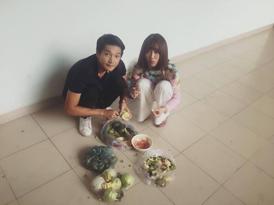 Hai diễn viên Quang Tuấn và Diệu Nhi của bộ phim hài Gia đình là số 1, tranh thủ giờ giải lao kiếm đồ ăn vặt.
