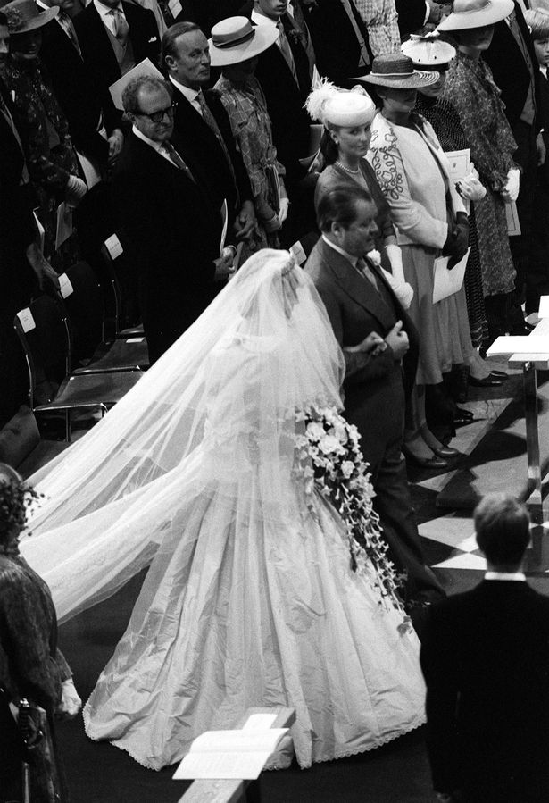 Tháng 6/1981 - Đám cưới cổ tích: Ngày 29/6/1981, Diana Spencer chính thức trở thành vợ của Thái tử Charles. Công nương trông thật lộng lẫy trong bộ váy cưới vào ngày trọng đại diễn ra ở nhà thờ St. Paul's.  Ước tính có khoảng 600.000 người đổ ra khắp nẻo đường phố London để chiêm ngưỡng hôn lễ Hoàng gia, cùng hơn 750 triệu người dõi theo ngày cưới của 2 người qua TV.